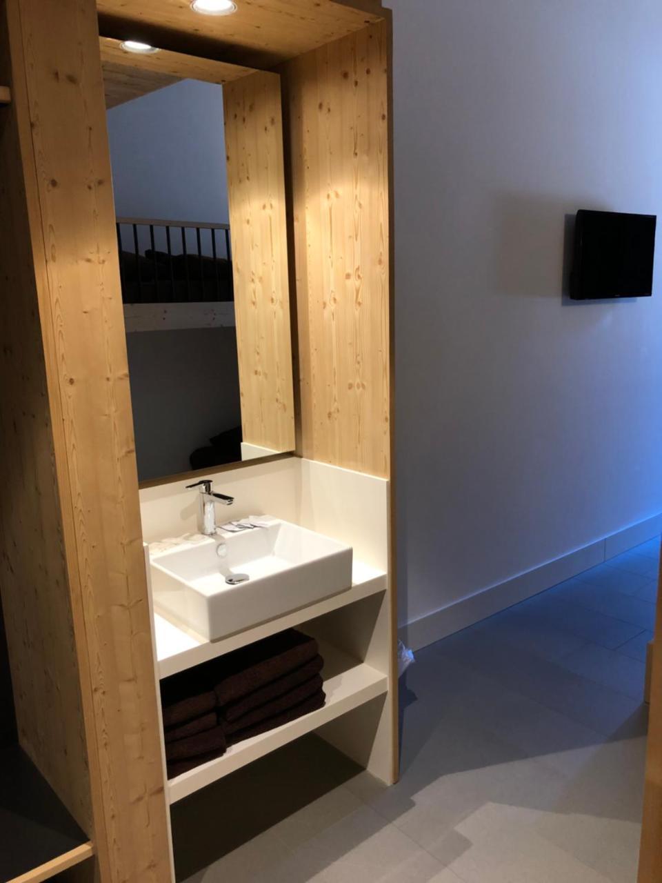 Catrina Hostel Дизентис Екстериор снимка